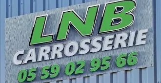 Enseigne LNB Carrosserie avec le numéro de téléphone de l’atelier.